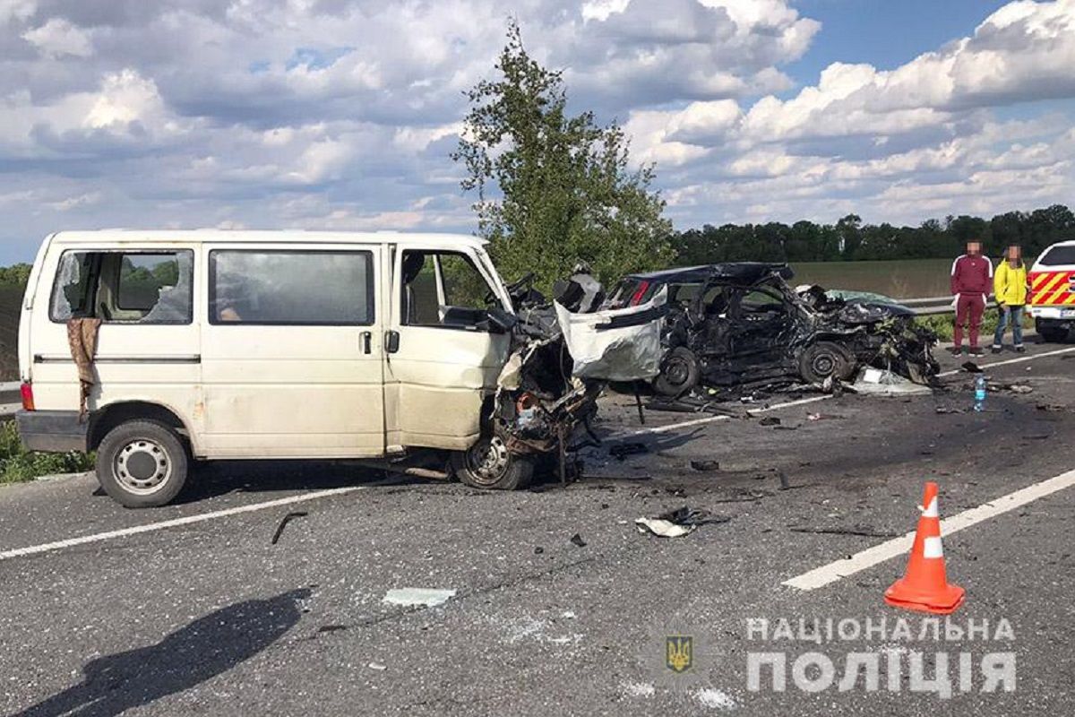 У ДТП із мікроавтобусом біля Волочиська загинув 74-річний водій, троє постраждалих