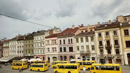 У центрі Львова виставили порожні шкільні автобуси у пам’ять про вбитих росіянами дітей