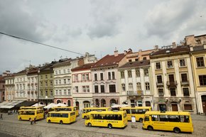 У центрі Львова виставили порожні шкільні автобуси у пам’ять про вбитих росіянами дітей