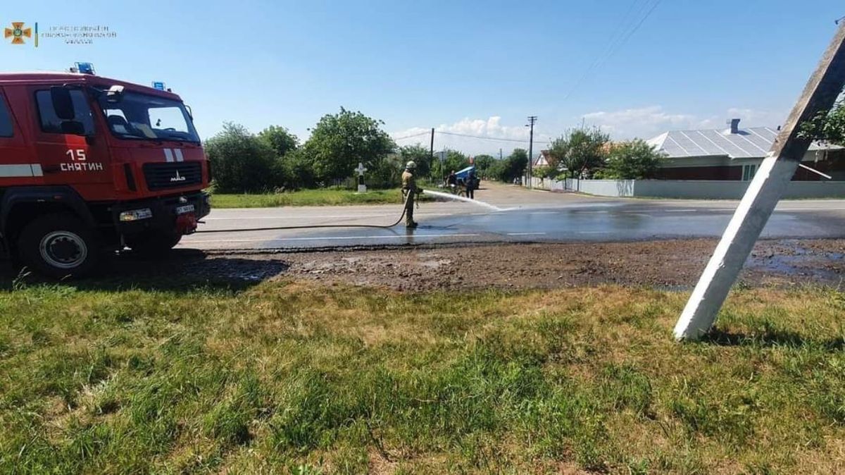 Поблизу Снятина перекинулася вантажівка із аміачною селітрою