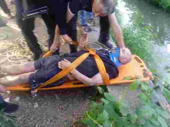 Із річки на Закарпатті витягнули непритомного 48-річного чоловіка