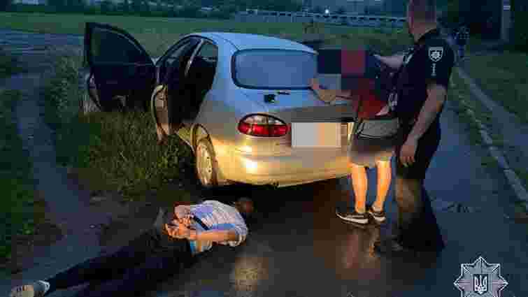 У Львові п’яний водій збив батька з 2-річним сином на переході і втік