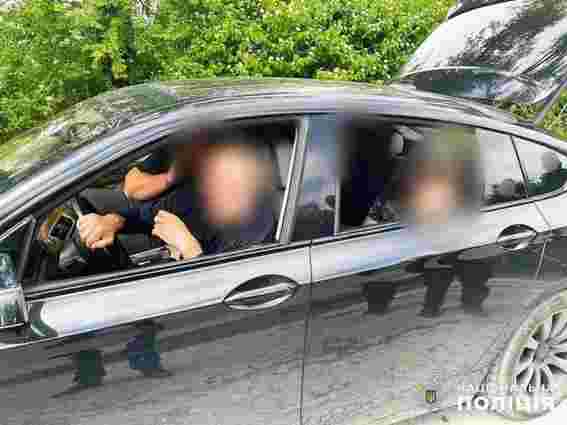 На Хмельниччині поліція зупинила 29-річного водія BMW із розсадою конопель в багажнику