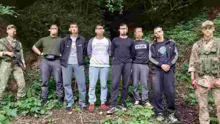 Прикордонники затримали чоловіка з чотирма синами при спробі втекти до Румунії 