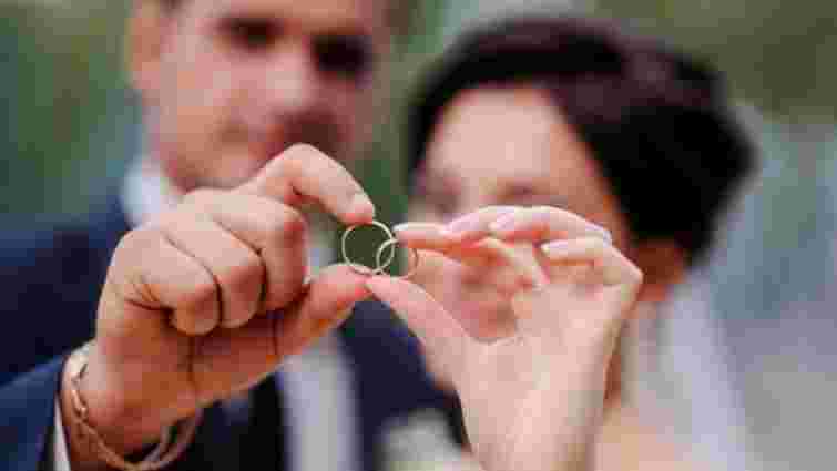 Молоде подружжя з Самбора віддало для ЗСУ 100 тис. грн з власного весілля