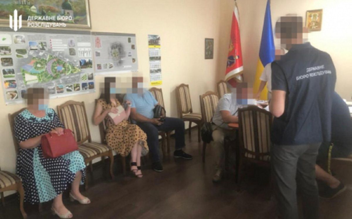 Чиновницю міськради на Хмельниччині підозрюють в махінаціях з землями Міноборони