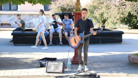Вуличним музикантам в Івано-Франківську заборонили співати російською