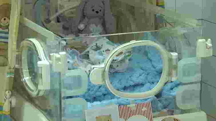 Тернопільські лікарі виходили немовля вагою 560 грамів