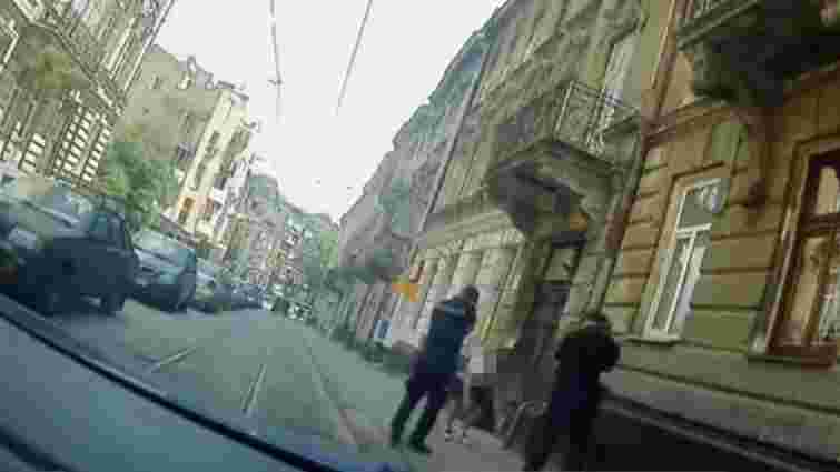35-річний киянин вдарив ножем свою дівчину у квартирі в центрі Львова