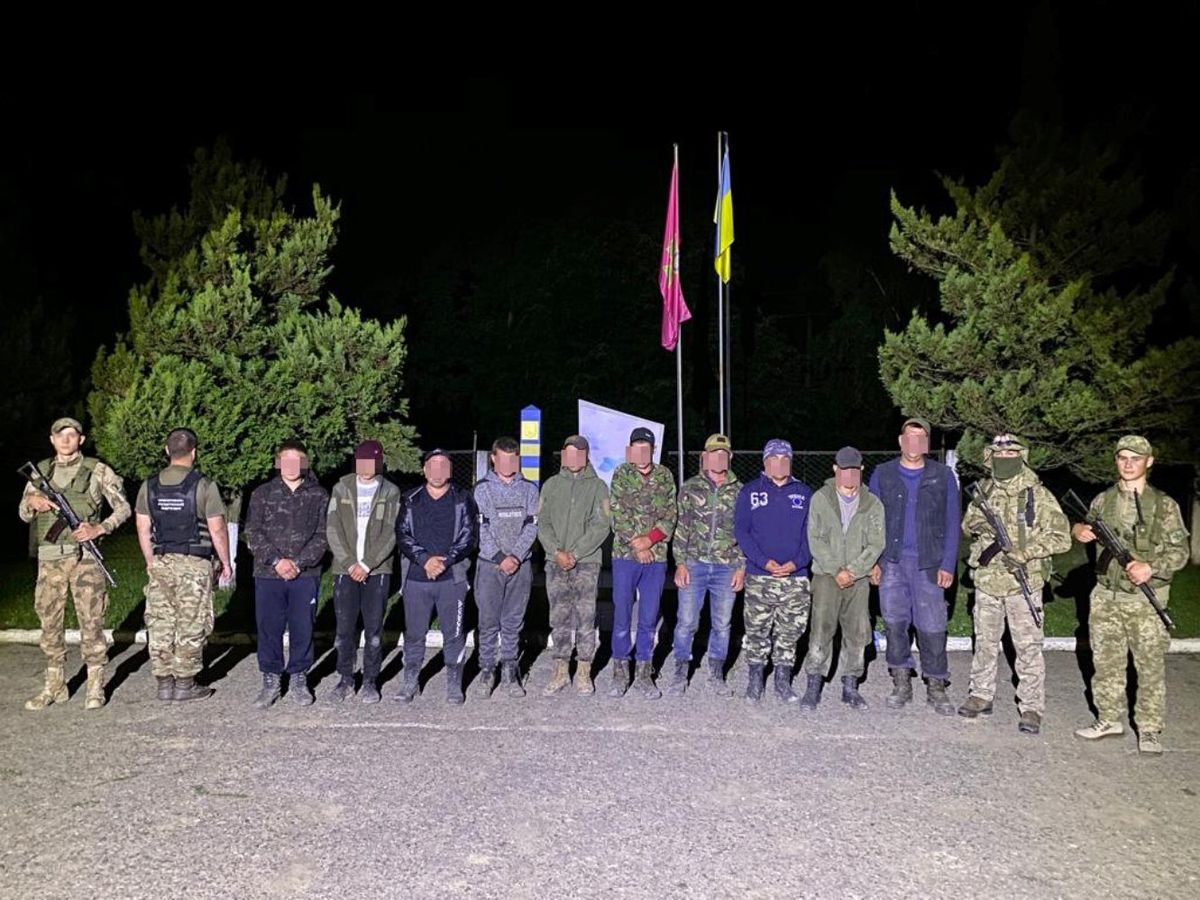 Біля кордону з Румунією затримали 10 контрабандистів, їм вручили повістки 
