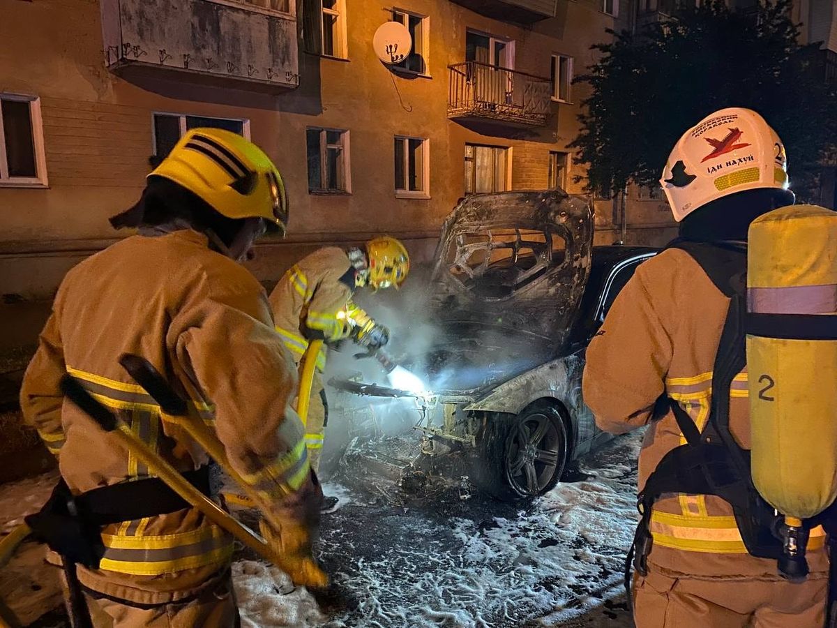 Невідомі вночі спалили BMW 27-річного мешканця Рівного