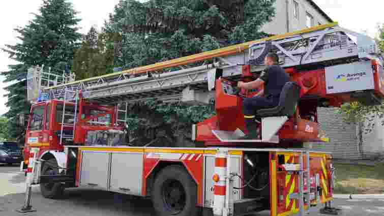Львівська IT-компанія подарувала пожежникам 30-метрову автодрабину