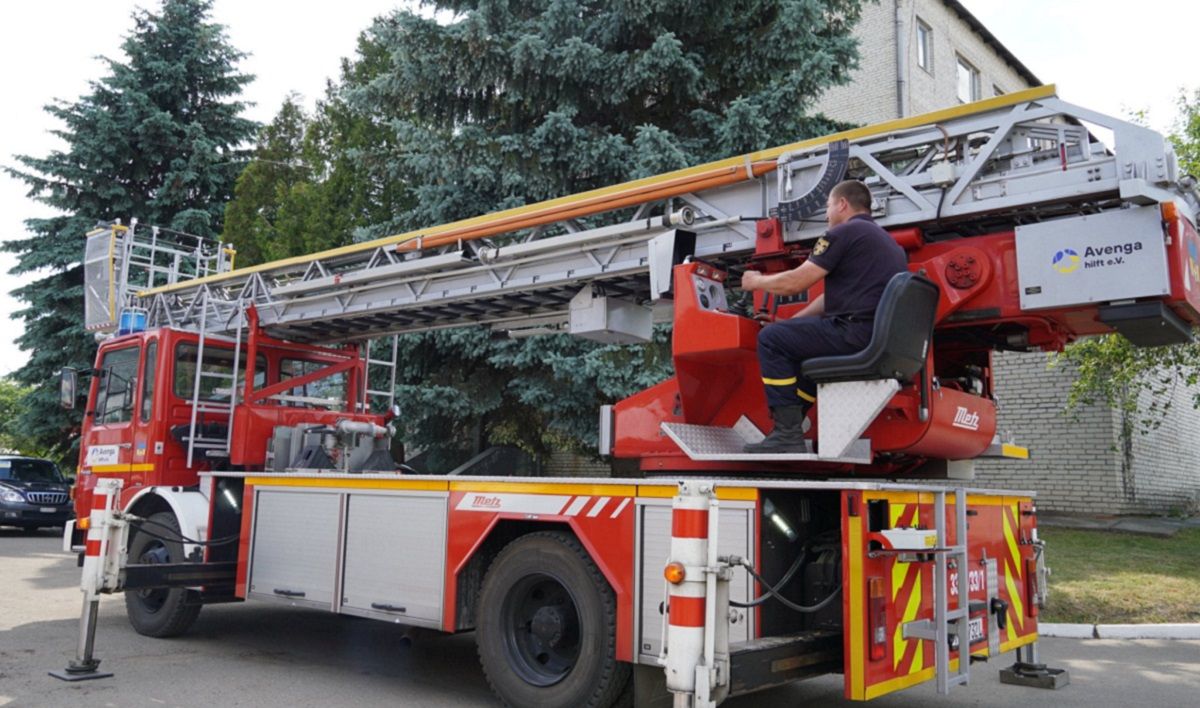 Львівська IT-компанія подарувала пожежникам 30-метрову автодрабину