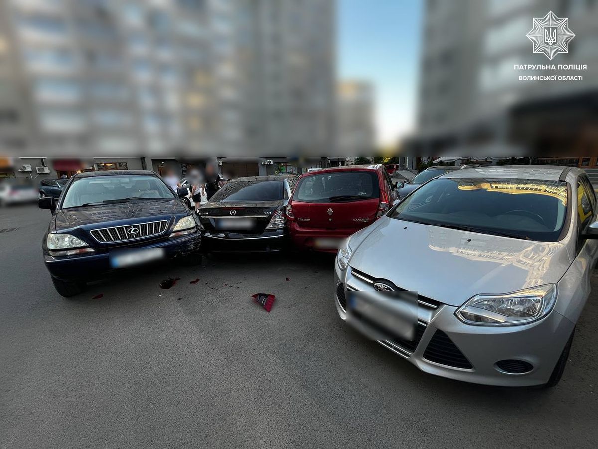 40-річна водійка Lexus вчинила ДТП із трьома припаркованими авто у Луцьку