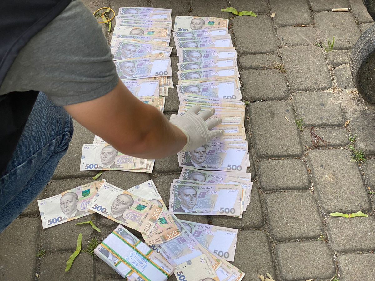 Директора Івано-Франківського облавтодору затримали на хабарі у 100 тис. грн