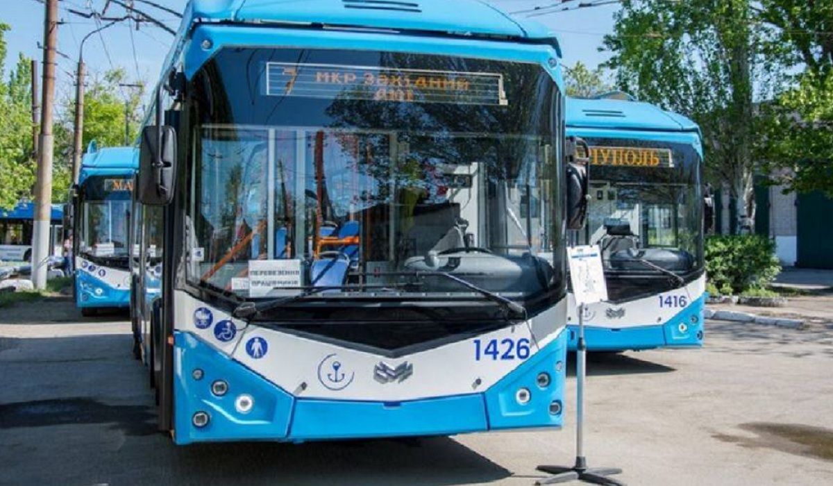 Окупанти вивозять із Маріуполя вцілілий громадський транспорт та медтехніку