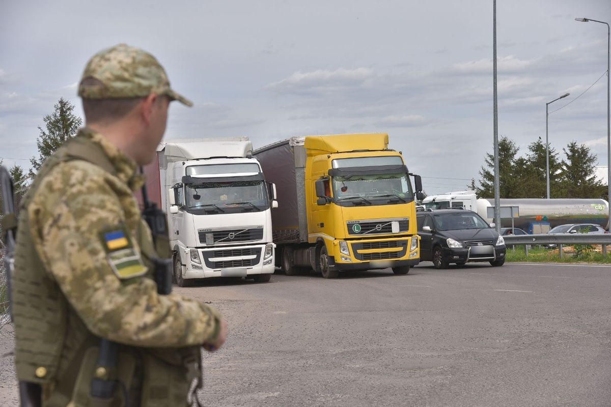 Держприкордонслужба дозволила вантажівкам перетинати кордон ще у двох пунктах пропуску