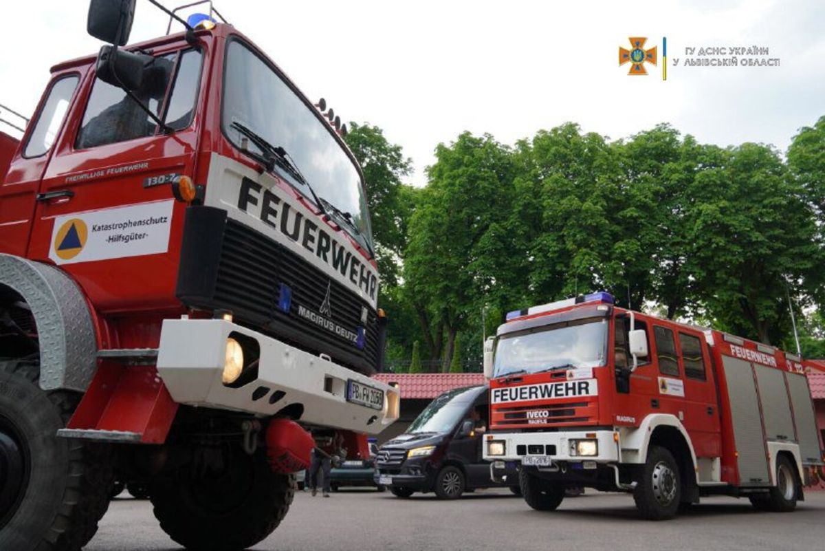 Львівські рятувальники отримали дві пожежні машини від німців