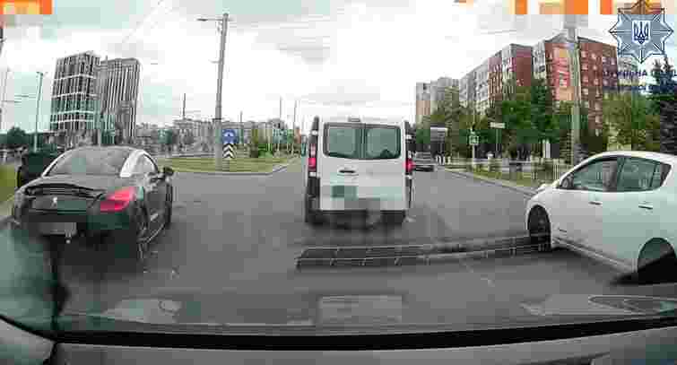У Львові нетверезий водій вʼїхав у Peugeot та втік із місця ДТП