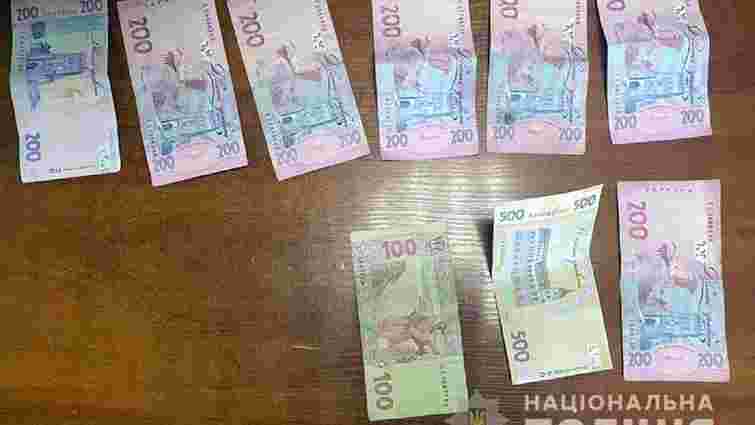 Мешканець Хмельницького приніс поліції 2 тис. грн хабара, щоб не платити 120 грн штрафу