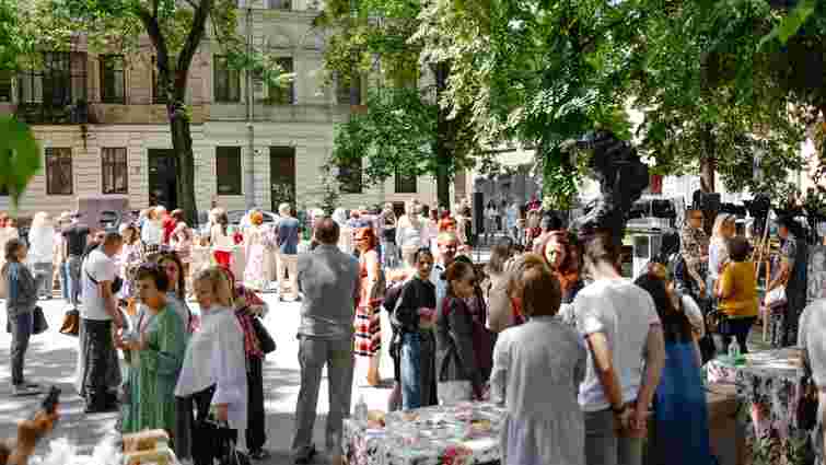На благодійному ярмарку Львівської філармонії зібрали майже 150 тис. грн для ЗСУ
