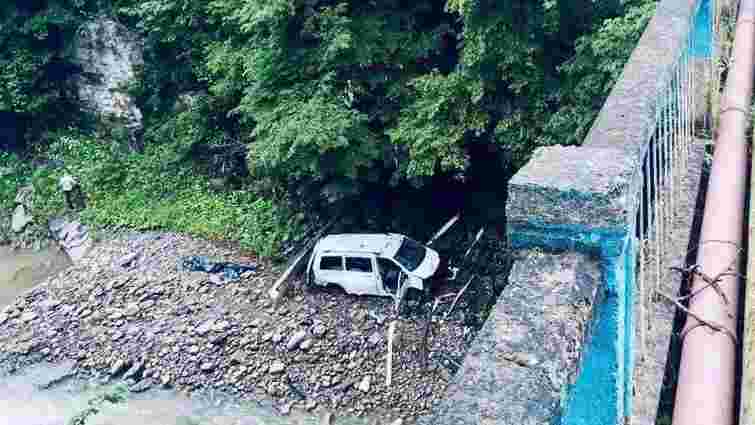 Двоє чоловіків дивом вижили після падіння мікроавтобуса з 15-метрового моста на Прикарпатті