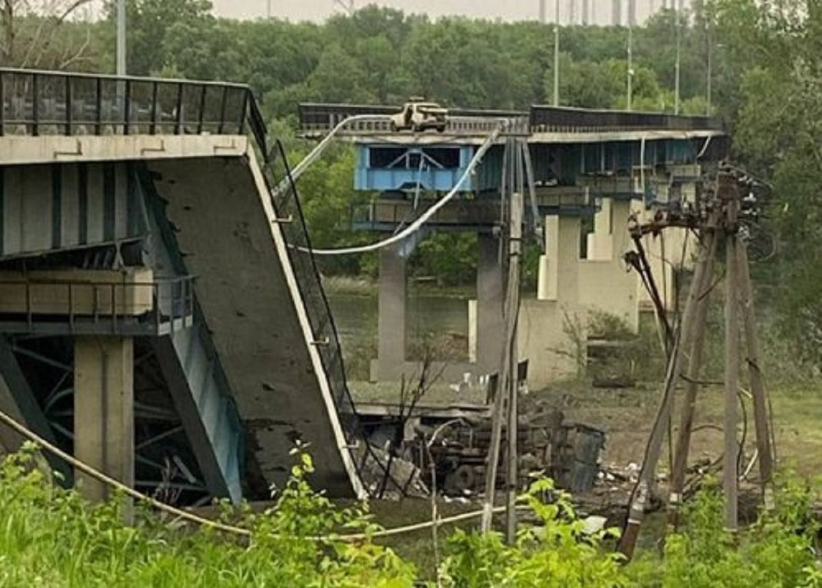 Через зруйновані мости неможливо доставити гуманітарну допомогу до Сєвєродонецька