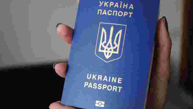 Кабмін дозволив українцям оформляти паспорти за кордоном