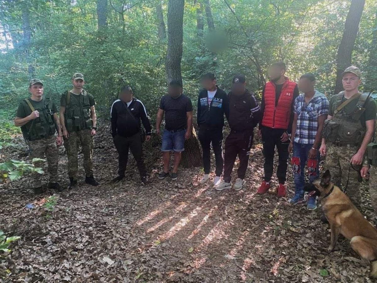 Шестеро призовників намагалися втекти у Словаччину через паркан на Закарпатті