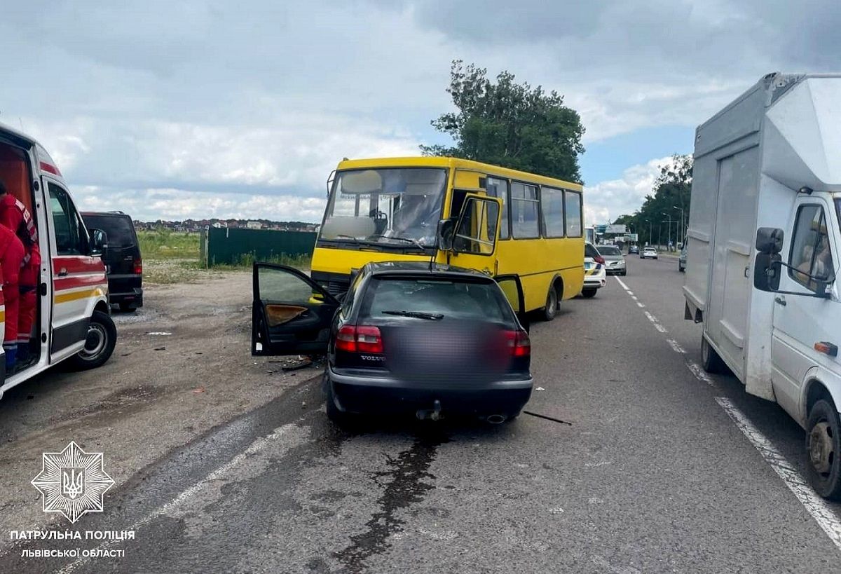 Біля Львова у ДТП постраждали четверо пасажирів рейсового автобуса