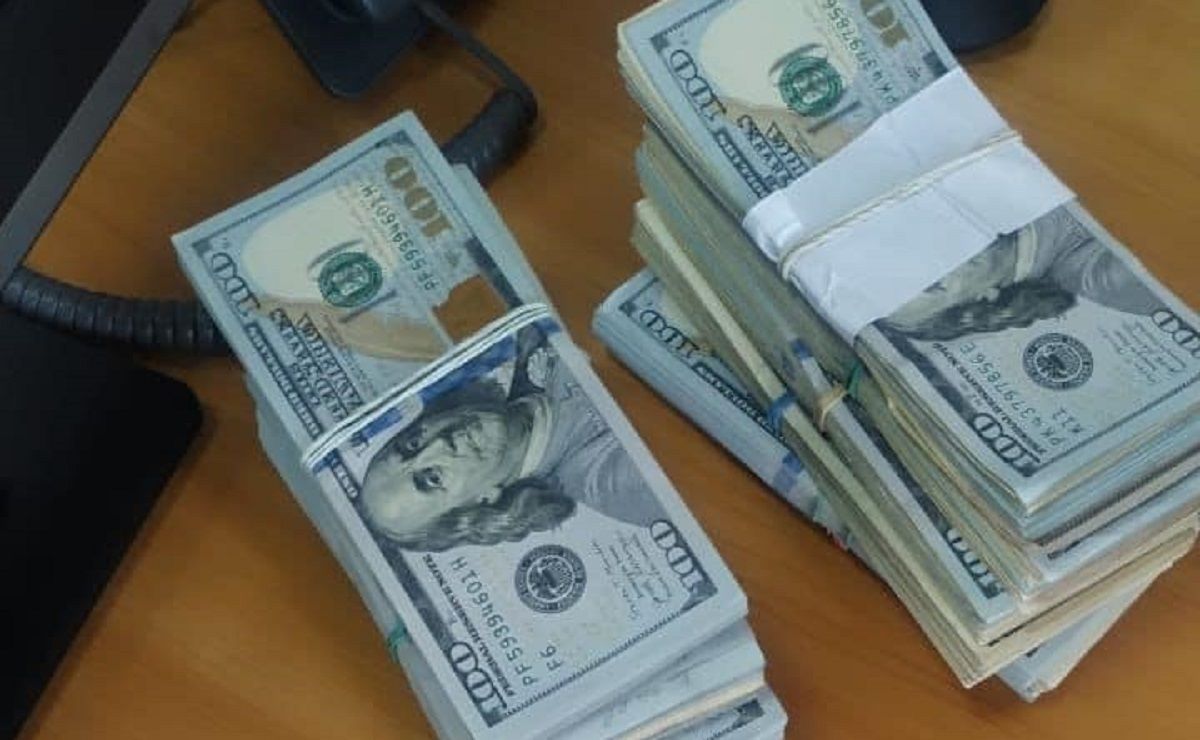 Львівські митники затримали тернополянку при спробі вивезти 104 тис. доларів
