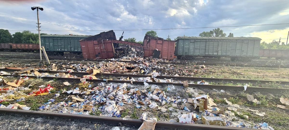 Російська ракета розтрощила один вагон потяга з гуманітарною допомогою