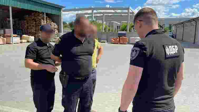 Рівненського поліцейського затримали на хабарі у $500 за відтягування мобілізації
