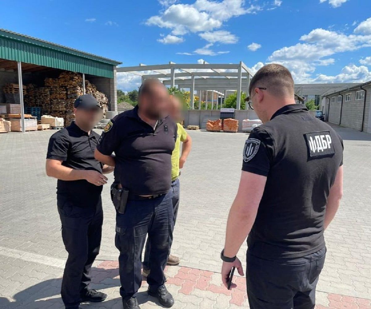 Рівненського поліцейського затримали на хабарі у $500 за відтягування мобілізації