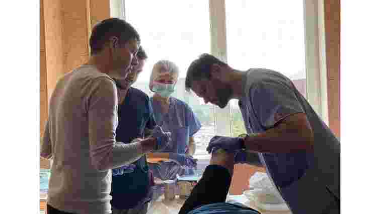 До Львова допомогти пацієнтам і лікарям приїхав спеціаліст із протезування з Данії 