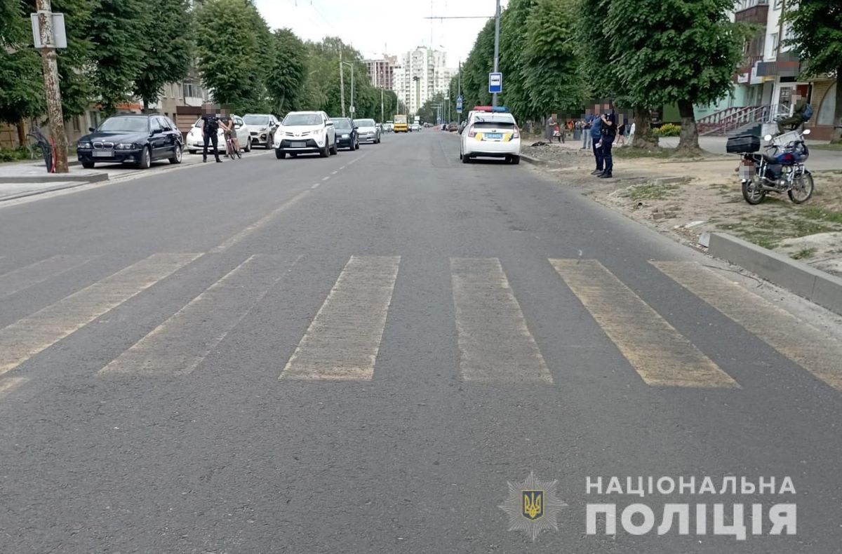 На переході у центрі Луцька мопедист збив двох школярок