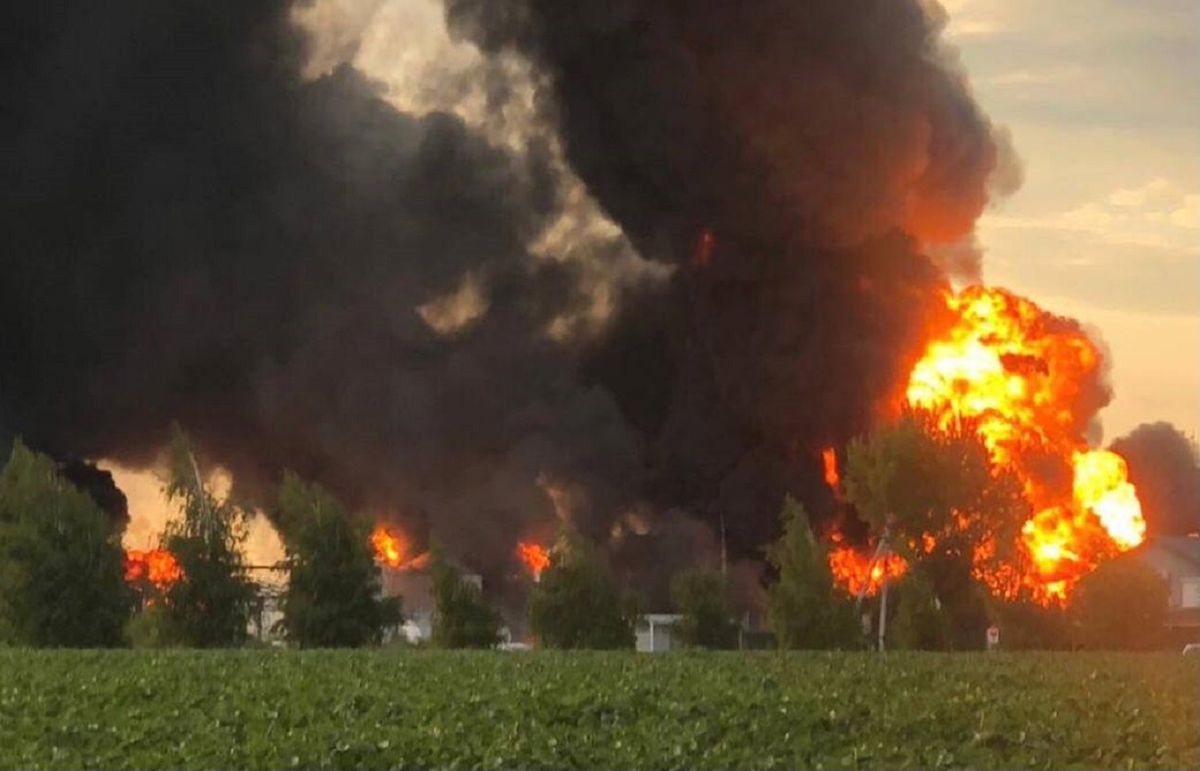 Росіяни трьома ракетами знищили нафтобазу на Дніпропетровщині