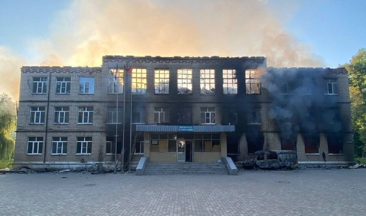 В Авдіївці на Донеччині окупанти «Градами» розбомбили школу
