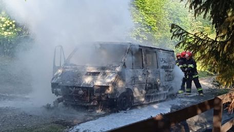 У селі біля Сколе вщент згорів мікроавтобус Renault Trafic