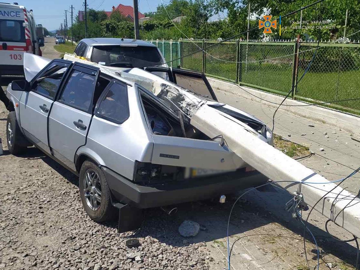 Біля Стрия водій автомобіля ВАЗ зніс електроопору