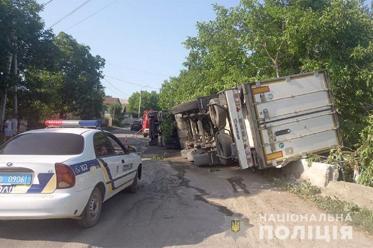 П'яний водій перевернувся на фурі з овочами на Хмельниччині