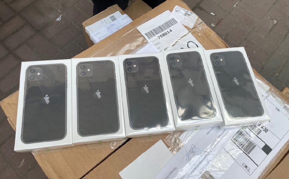 Під виглядом допомоги ЗСУ в Україну намагались ввезти техніку Apple та брендовий одяг