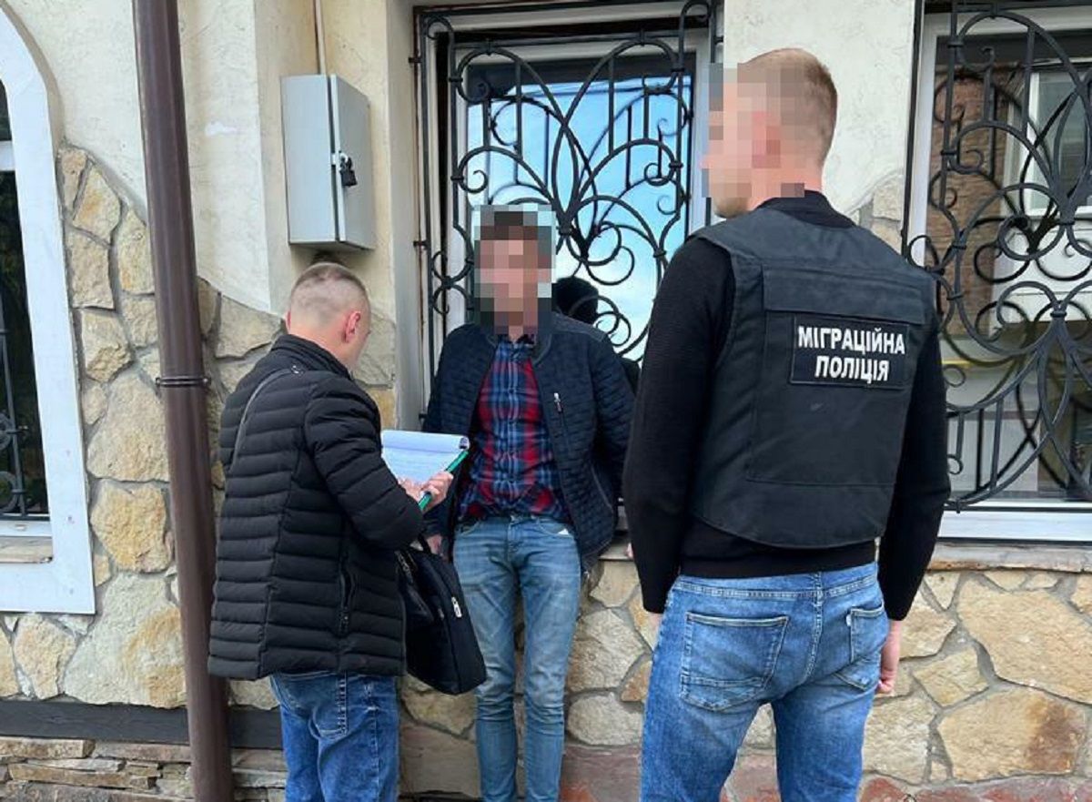 Під час розрахунку з клієнтом у Рівному затримали 26-річного сутенера