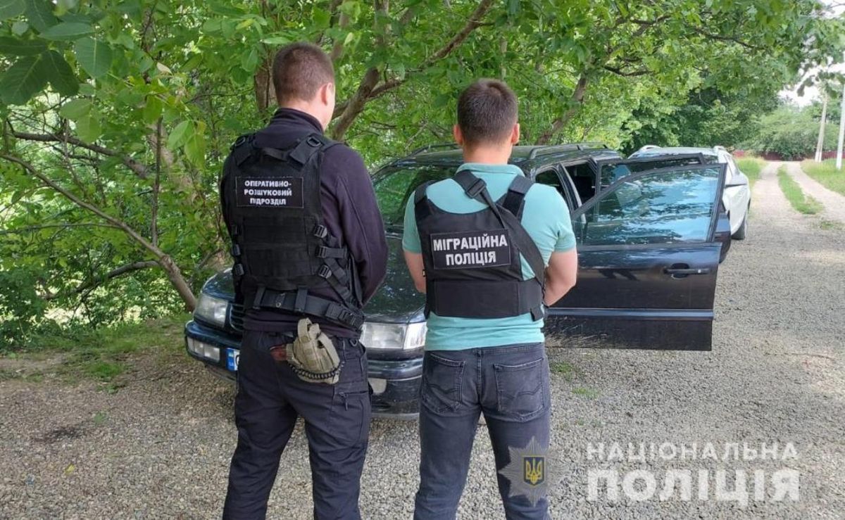 Поліція вилучила два автомобілі у перевізників ухилянтів із Буковини