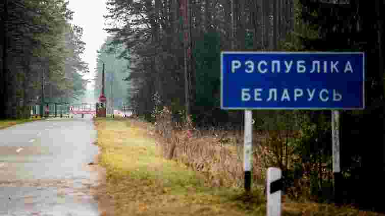 Білорусь розміщує на кордоні з Україною дерев'яні муляжі танків
