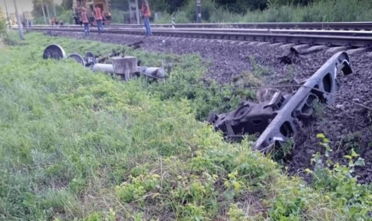 На Львівщині зійшов з рейок вантажний поїзд