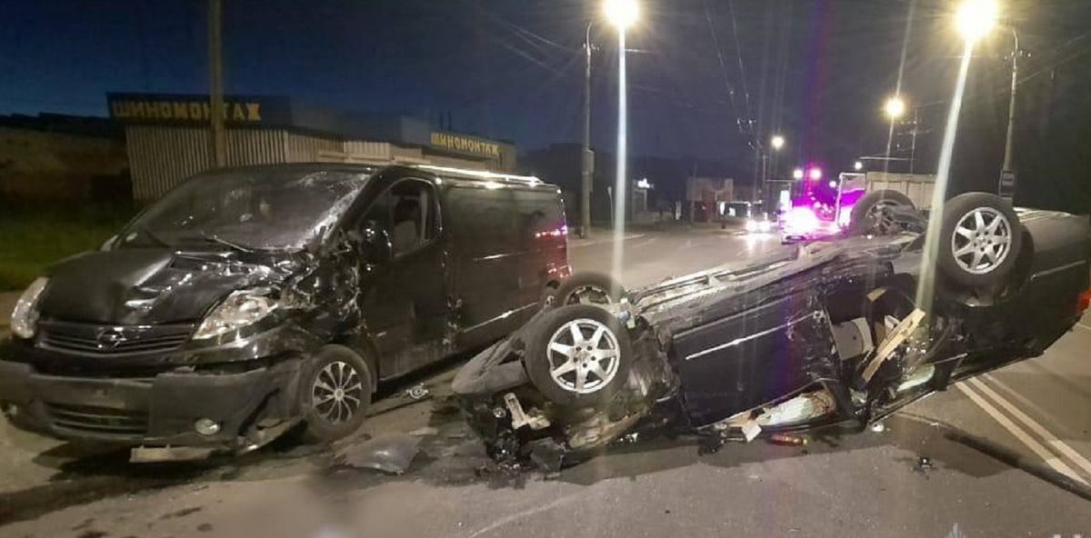 Внаслідок потрійної ДТП у Луцьку Volkswagen перекинувся на дах
