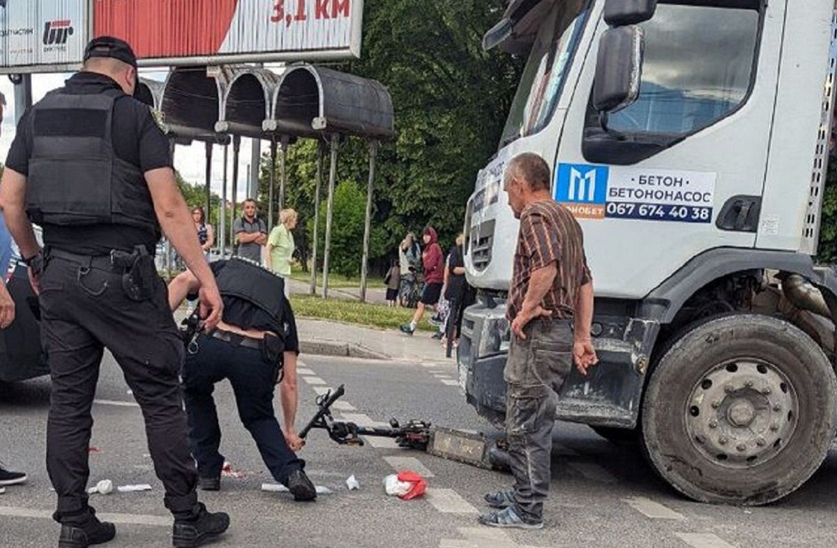 Водій електросамоката потрапив під колеса бетоновоза у Львові