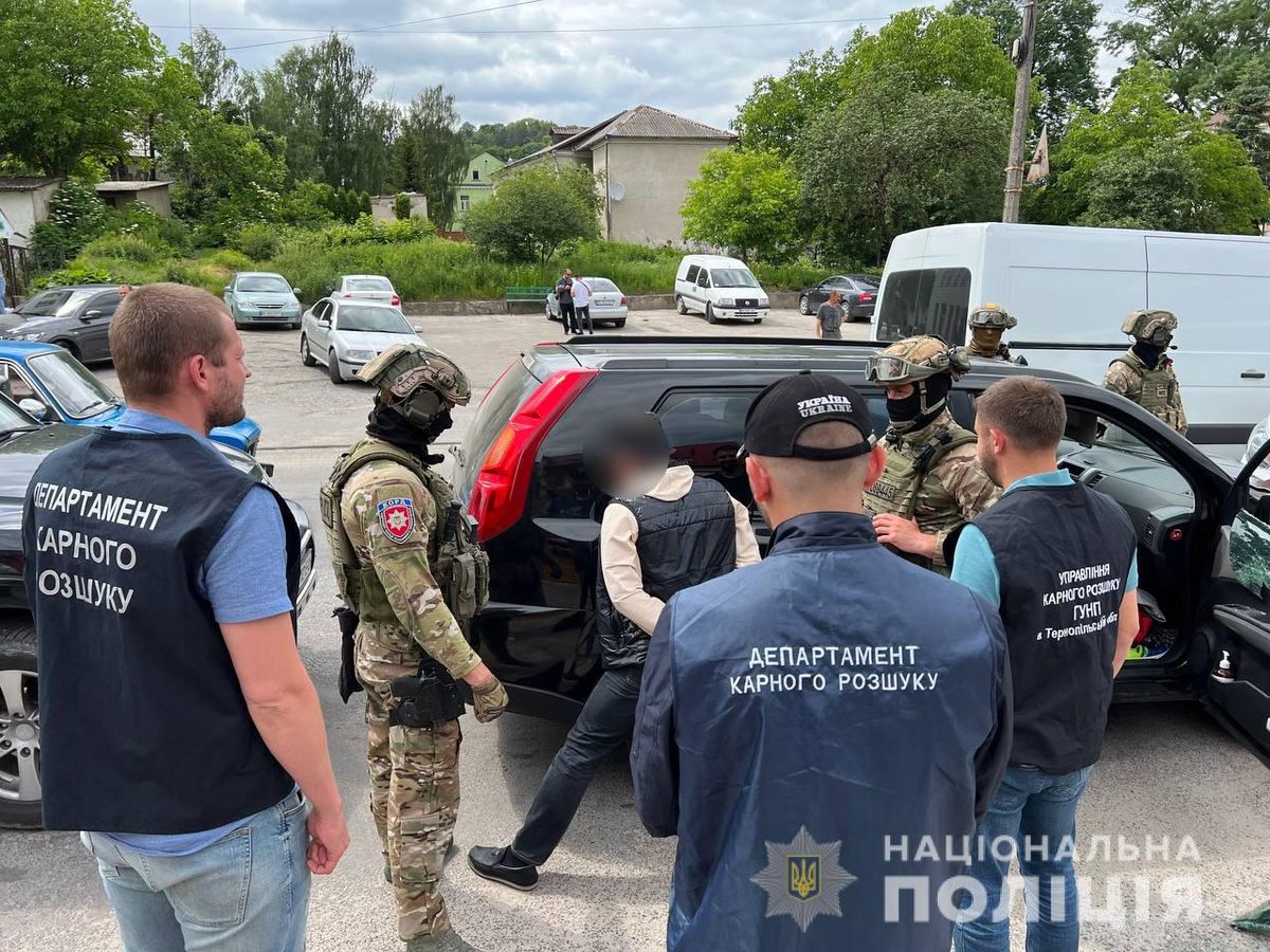 Двох валютників у Тернополі затримали за махінації на 900 тис. грн