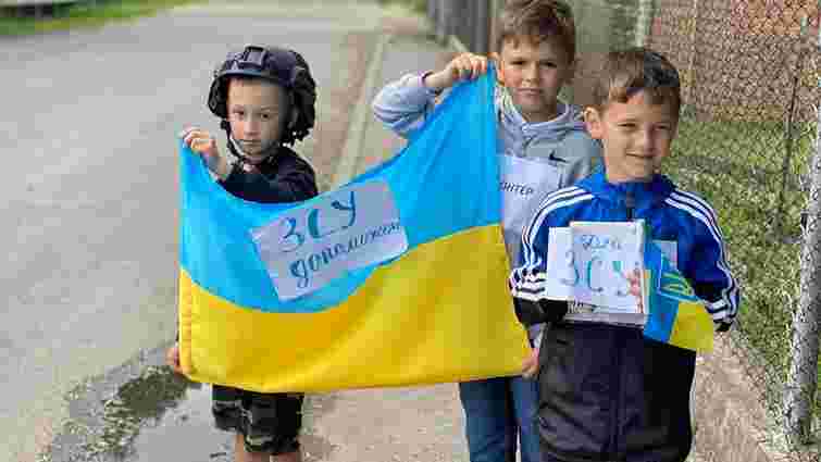 На Львівщині діти влаштували блокпост і зібрали гроші на бронежилети для ЗСУ